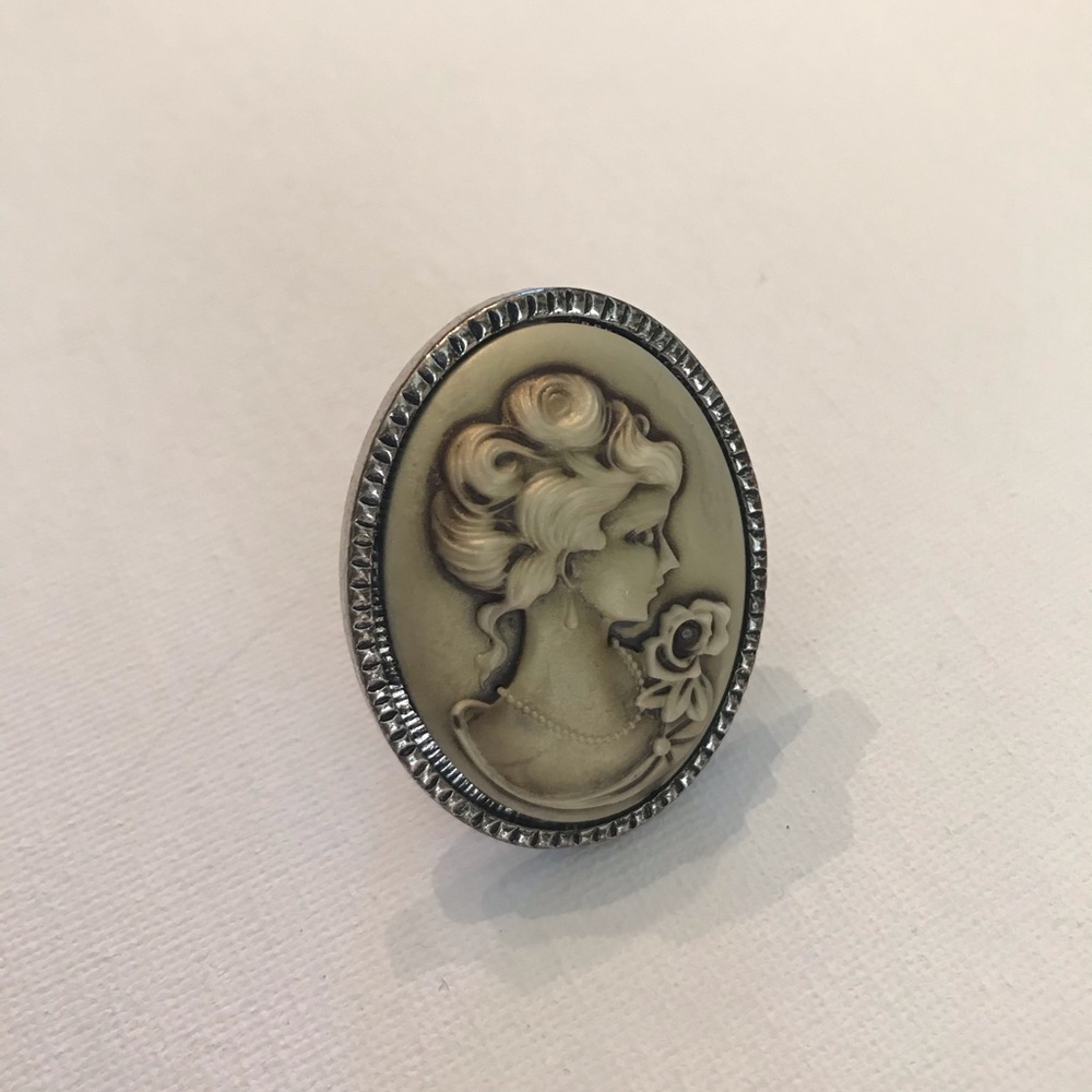 •Victorian Gothic Cameo Ring•